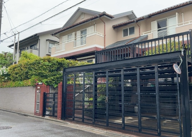 【前面道路含む現地写真】 | 道幅が広い場所は日当たりや風通が良好です。幅が広いのですれ違いも可能ですし大きな車でも駐車可能！一方で、大型車が通ることも多くなるため交通量の増加により騒音に繋がります。また土地の値段が高くなります。