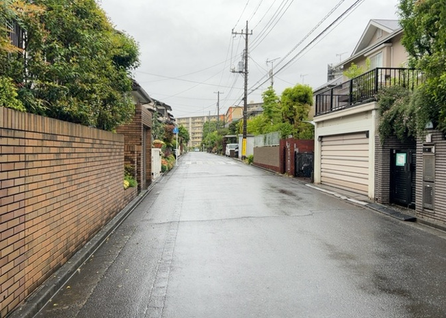 【展望】 | 桜や紅葉の名所に出かける人は多いと思いますが、家にいながら季節の移ろいを感じる生活を送りませんか？リビングや窓から見える景色が生活を彩るワンポイントに！現地から見える景色を堪能してみては如何でしょう。