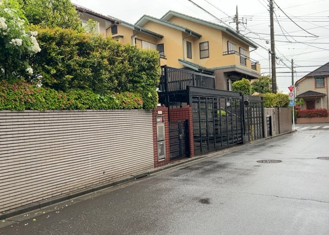 【駐車場】 | 駐車場と明記されていても、最小スペースでつくられた駐車場だと大型車は駐車できなかったり、出入りしにくくなったりする可能性があります。お車のサイズと購入したい物件の駐車場のサイズを現地で確認しましょう。