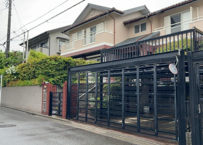 【庭】 | 庭があることでガーデニングや家庭菜園はもちろん、こどもの遊び場やペットを放して遊ぶことができます。また、家の周囲に余裕があるということです。隣地との間があれば、十分な日当たりと、風通しが確保できます。