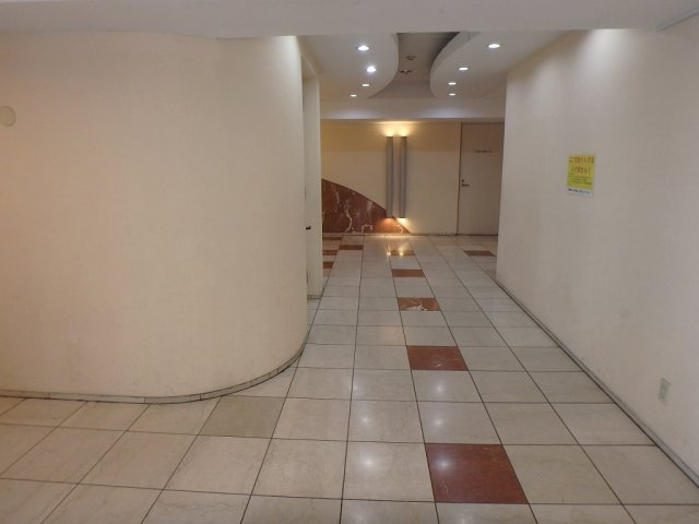 コロネード春日のエントランス