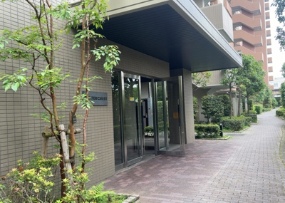 【エントランス】 | タウンズ八王子センタークレスト | マンションのエントランスには、もともと風よけや防犯の役割がありますが、マンションによって宅配ボックスなどの設備が備わっている所もあります。日々の生活をイメージしながら生活しやすさをチェックしましょう。