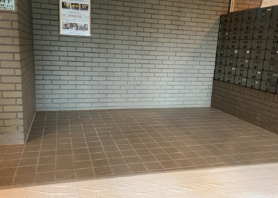 【ロビー】 | タウンズ八王子センタークレスト | ラウンジは、マンションの共用スペースに椅子やテーブルなどを配置した利用者が寛げる空間です。屋内型ラウンジと屋外型ラウンジがあります。共用部分の管理状況と合わせて、詳細については現地でご確認ください。