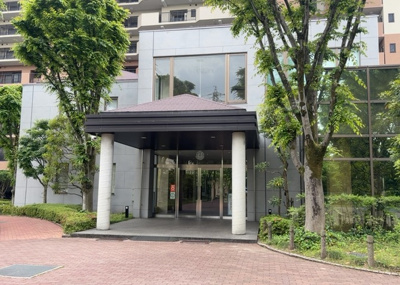 【受付】 | タウンズ八王子センタークレスト | 受付はマンションコンシェルジュがいる場合もあれば、管理人が滞在する小部屋を総称して呼ぶことがあります。主にエントランスに設置されていることから、防犯面でも期待ができます。防犯設備がない場合はより安心！