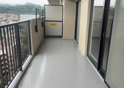 【バルコニー】 | タウンズ八王子センタークレスト | バルコニーは、室外の専用スペースのうち、「屋根がなく開放された空間」であるものを指します。ベランダより広いタイプのものが多く、日当たりもよいため家庭菜園などを楽しみたい人にとって適した環境となります。