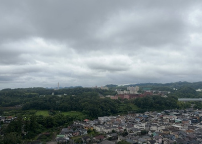 【展望】 | タウンズ八王子センタークレスト | 眺望の良さを楽しめるダイニングキッチンで家族団らんの時間を過ごしてはいかがでしょうか。バルコニーから見える景色を家族で眺める時間は、時間が経つのを忘れてしまいそうですね。是非、現地を見に行きましょう！