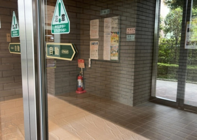 【ロビー】 | タウンズ八王子センタークレスト | ロビーというと、エントランスと何がちがうの？と思いますよね。実はロビーとエントランスには明確な決まりはありません。物件によっては、エントランスを入って広がるある程度の広さのある空間がロビーとなります。
