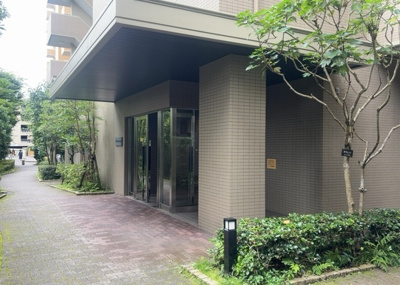 【エントランス】 | タウンズ八王子センタークレスト | マンションのエントランスには、もともと風よけや防犯の役割がありますが、マンションによって宅配ボックスなどの設備が備わっている所もあります。日々の生活をイメージしながら生活しやすさをチェックしましょう。