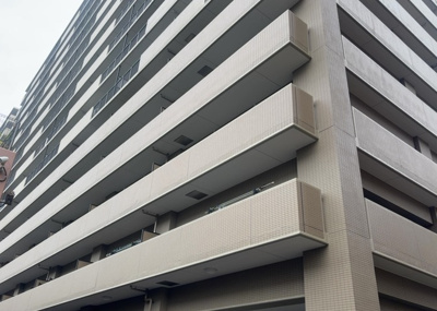 【現況写真】 | タウンズ八王子センタークレスト | 外観はマンション管理がされているかの目安になります。築年数が古いと、壁面は劣化してひび割れが生じることも！建物が古びていても細かいところが修繕されていると、きちんと管理されているなぁと感じるでしょう。