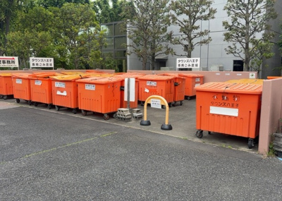 【設備】 | タウンズ八王子センタークレスト | 共有部分は、住民なら誰もが使える設備のこと。例えば駐車場やエレベーター、インターネット設備、セキュリティ設備などがあります。他にも、マンションの廊下・外部階段やエントランス・ゴミ置き場などがあります。