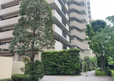 【外観】 | タウンズ八王子センタークレスト | マンションの外観は非常に重要なポイントです！外観の善し悪しは資産価値に大きな影響を与えます。外観のいいマンションを購入することで、高値で売却がしやすく、買い手が見つかりやすいというメリットがあります。