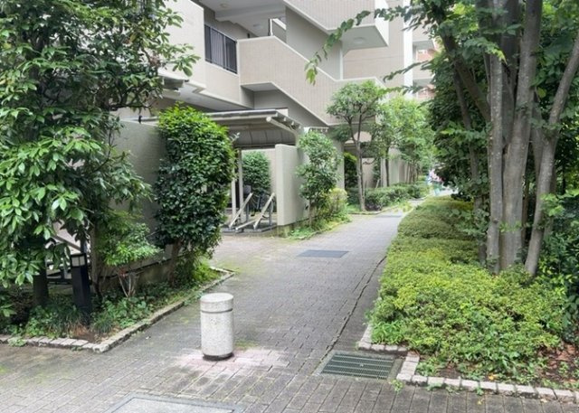 【中庭】 | タウンズ八王子センタークレスト | 中庭（パティオ）とは、一つの建築物の内部に設けられた、壁などで囲われている庭のことを指します。コの字型、ロの字型が主流ですが、L字型の中庭もあります。最近では、インテリア性の高さからも人気があります。