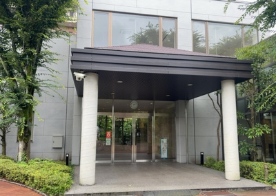 【受付】 | タウンズ八王子センタークレスト | 受付はマンションコンシェルジュがいる場合もあれば、管理人が滞在する小部屋を総称して呼ぶことがあります。主にエントランスに設置されていることから、防犯面でも期待ができます。防犯設備がない場合はより安心！