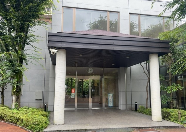 【受付】 | タウンズ八王子センタークレスト | 受付はマンションコンシェルジュがいる場合もあれば、管理人が滞在する小部屋を総称して呼ぶことがあります。主にエントランスに設置されていることから、防犯面でも期待ができます。防犯設備がない場合はより安心！