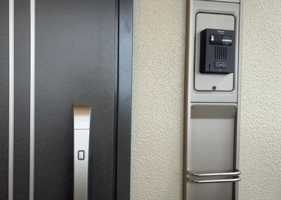 【防犯設備】 | タウンズ八王子センタークレスト | 当然のことではありますが、オートロックやセンサーライト、ホームセキュリティーなどの防犯設備があれば、小さいお子様がいるご家庭も安心ですよね！まず物件購入の際は、防犯設備もチェックするようにしましょう。