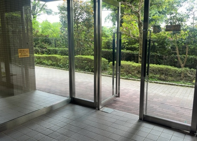 【内装】 | タウンズ八王子センタークレスト | 共有部分は、住民なら誰もが使える設備のこと。例えば駐車場やエレベーター、インターネット設備、セキュリティ設備などがあります。他にも、マンションの廊下・外部階段やエントランス・ゴミ置き場などがあります。