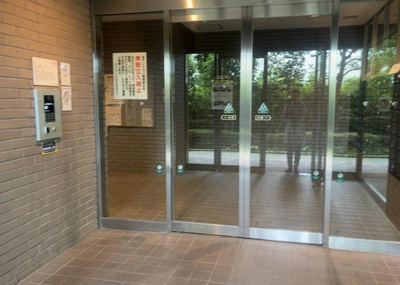 【ロビー】 | タウンズ八王子センタークレスト | ロビーというと、エントランスと何がちがうの？と思いますよね。実はロビーとエントランスには明確な決まりはありません。物件によっては、エントランスを入って広がるある程度の広さのある空間がロビーとなります。