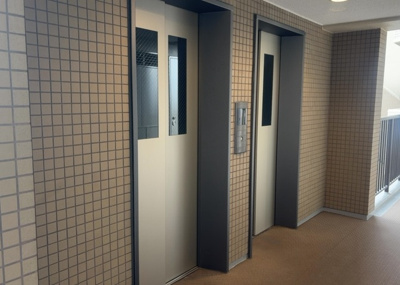 【その他共用部分】 | タウンズ八王子センタークレスト | 共有部分は、住民なら誰もが使える設備のこと。例えば駐車場やエレベーター、インターネット設備、セキュリティ設備などがあります。他にも、マンションの廊下・外部階段やエントランス・ゴミ置き場などがあります。
