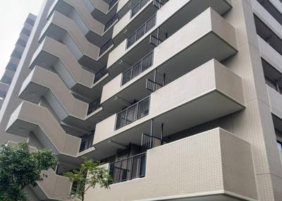 【構造・工法・仕様】 | タウンズ八王子センタークレスト | ＲＣ造、Reinforced Concreteは直訳すると補強されたコンクリートです。主に柱や梁・床・壁が鉄筋とコンクリートで構成おり、鉄筋を組んだ型枠にコンクリートを流し込んで固めたものを指します。