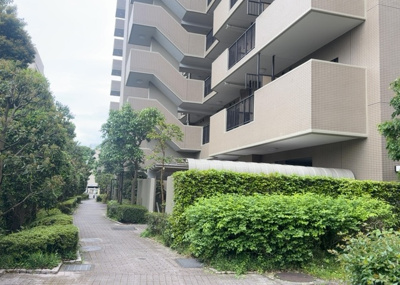 【外観】 | タウンズ八王子センタークレスト | 外観はマンション管理がされているかの目安になります。築年数が古いと、壁面は劣化してひび割れが生じることも！建物が古びていても細かいところが修繕されていると、きちんと管理されているなぁと感じるでしょう。