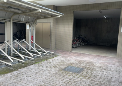 【駐車場】 | タウンズ八王子センタークレスト | 車一台あたりに必要なスペースは、標準サイズの普通自動車で横幅2m50cm、長さ5mは必要になります。ただし、乗降のことも考慮して横幅3m30cm、長さ5m50cmほどは確保できるところを選びましょう。