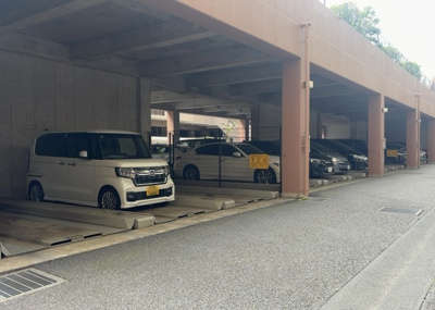 【駐車場】 | タウンズ八王子センタークレスト | 駐車場と明記されていても、最小スペースでつくられた駐車場だと大型車は駐車できなかったり、出入りしにくくなったりする可能性があります。お車のサイズと購入したい物件の駐車場のサイズを現地で確認しましょう。