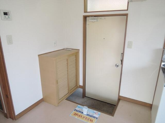 川崎市多摩区菅馬場１丁目のアパートの玄関