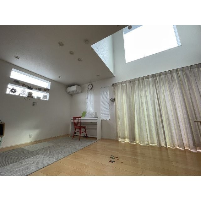 小川西町５丁目貸家の居間・リビング