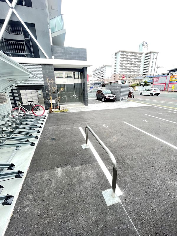 ワイエスビルの駐車場