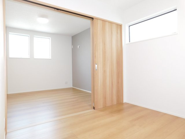 名古屋市中村区横井２丁目の新築一戸建の洋室|◇洋室◇　　明るい洋室４．５帖　全居室収納完備！　引き戸を開けると１１．７帖の洋室として利用できます♪