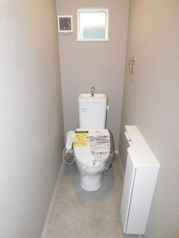 名古屋市中村区横井２丁目の新築一戸建のトイレ|◇トイレ◇　　１・２階シャワートイレ　節水タイプ　収納付き