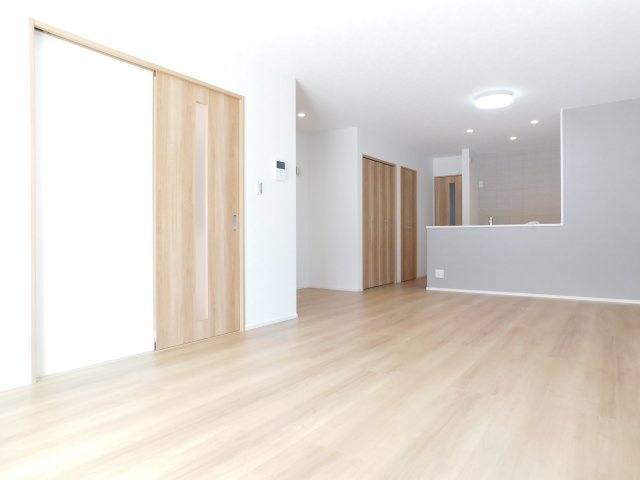名古屋市中村区横井２丁目の新築一戸建の居間・リビング|◇リビング◇　　南面で明るく広いリビング２０．２帖　クローゼット+パントリー完備！