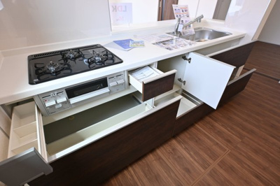 【キッチン】 | 大泉第16寄木戸　一建設 | 家族並んで料理ができるワイドカウンターのキッチン♪ スライド収納でラクラク収納できます♪