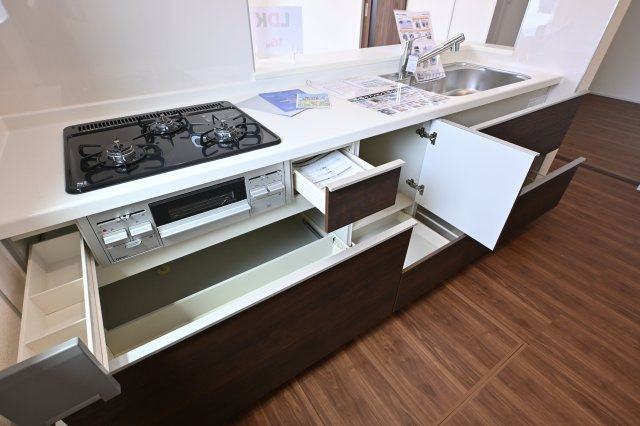 【キッチン】 | 大泉第16寄木戸　一建設 | 家族並んで料理ができるワイドカウンターのキッチン♪ スライド収納でラクラク収納できます♪