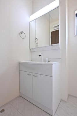 【独立洗面台】 | 大泉第16寄木戸　一建設 | 3面鏡付きの洗面台は後ろが見えるのでヘアセットがバッチリ決まります！