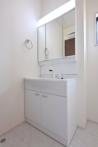 【独立洗面台】 | 大泉第16寄木戸　一建設 | 3面鏡付きの洗面台は後ろが見えるのでヘアセットがバッチリ決まります！