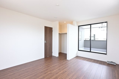【洋室】 | 大泉第16寄木戸　一建設 | 2階のベッドルームはバルコニーとつながっています。
たっぷり光が入るので気持ちよく目覚められます♪ 