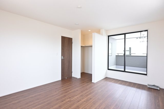 【洋室】 | 大泉第16寄木戸　一建設 | 2階のベッドルームはバルコニーとつながっています。
たっぷり光が入るので気持ちよく目覚められます♪ 