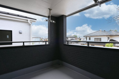 【バルコニー】 | 大泉第16寄木戸　一建設 | バルコニーは屋根付きのインナーバルコニーとなっております。
洗濯物を突然の雨から守ってくれます♪