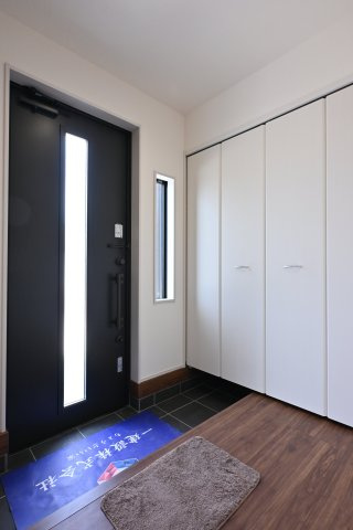【玄関】 | 大泉第16寄木戸　一建設 | 明るい玄関がお出迎えします♪