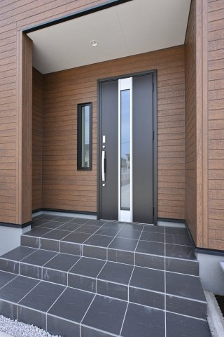 【玄関】 | 大泉第16寄木戸　一建設 | 屋根付きの玄関は雨の日のぬれずに出入りすることができます！
ダブルロックドアで防犯性も◎