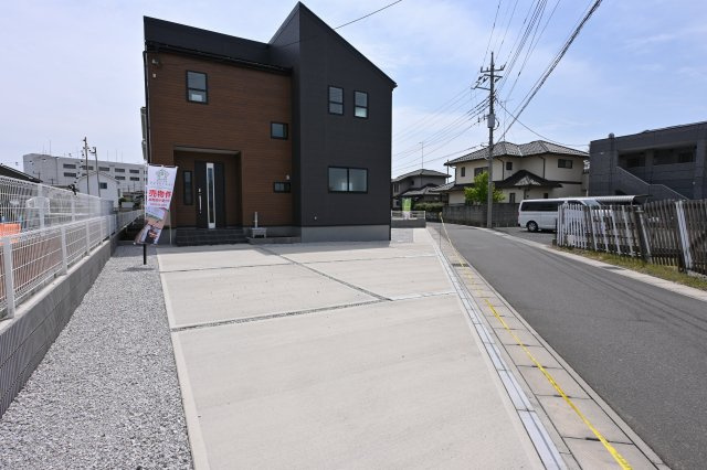 【駐車場】 | 大泉第16寄木戸　一建設 | 並列駐車可能なカースペースです！お客様も遊びに来やすいですね♪