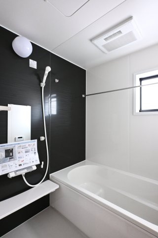 【浴室】 | 大泉第16寄木戸　一建設 | 清潔感あるお風呂はフルオートバスでお湯張りもラクラク♪
お風呂は窓があるので換気もできます。