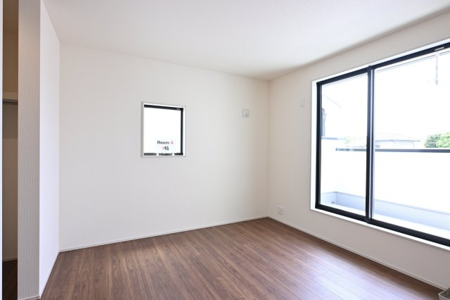 【洋室】 | 大泉第16寄木戸　一建設 | 2階のベッドルームはバルコニーとつながっています。
たっぷり光が入るので気持ちよく目覚められます♪ 