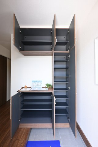 【収納】 | 大泉第16寄木戸　一建設 | 天井までの高さがあるたっぷり玄関収納。可動棚で調整可能ですので、背の高いブーツもすっぽり収まります。