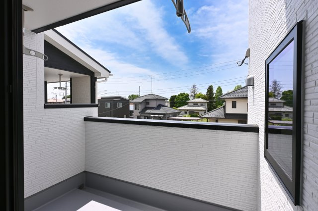 【バルコニー】 | 大泉第16寄木戸　一建設 | バルコニーは屋根付きのインナーバルコニーとなっております。
洗濯物を突然の雨から守ってくれます♪