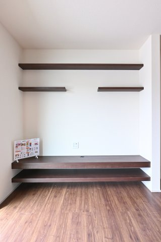 【居間・リビング】 | 大泉第16寄木戸　一建設 | テレビ置きは備え付けの棚があり、オシャレかつ機能的です♪