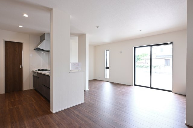 【居間・リビング】 | 大泉第16寄木戸　一建設 | 広々としていて明るい日差しもたくさん入ってきます。家具を置いてもゆとりある空間となっております♪