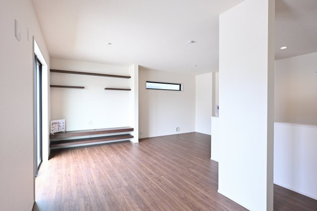 【居間・リビング】 | 大泉第16寄木戸　一建設 | 温かみのある木目のフローリングが印象的なリビング。
家族団らんの時間をゆったりとお楽しみください♪