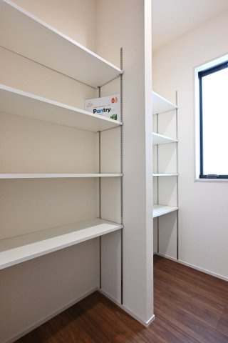 【収納】 | 大泉第16寄木戸　一建設 | キッチンのとなりにはパントリーがあり、お米や缶詰などを収納できます♪